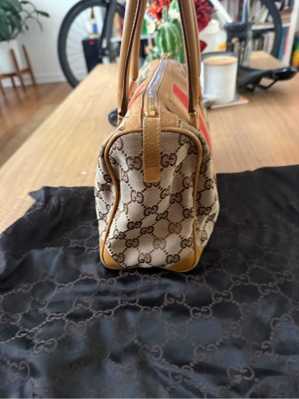 Gucci Beige Logo Canvas Shoulder Bag with Red Center Stripe - Picture 4 of 5